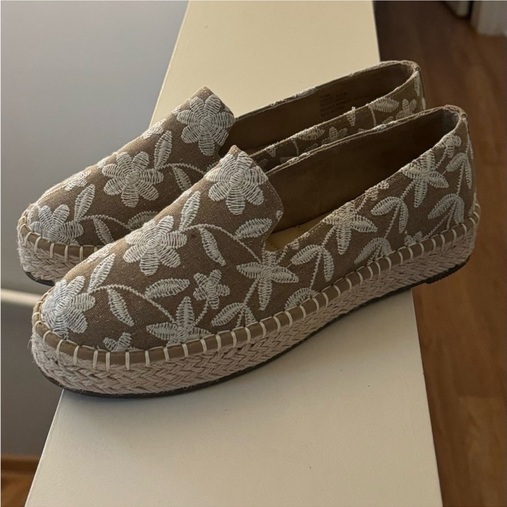 Brand new”Joie”shoes for women.Size-8.5,color-tan/white.🤎🤍